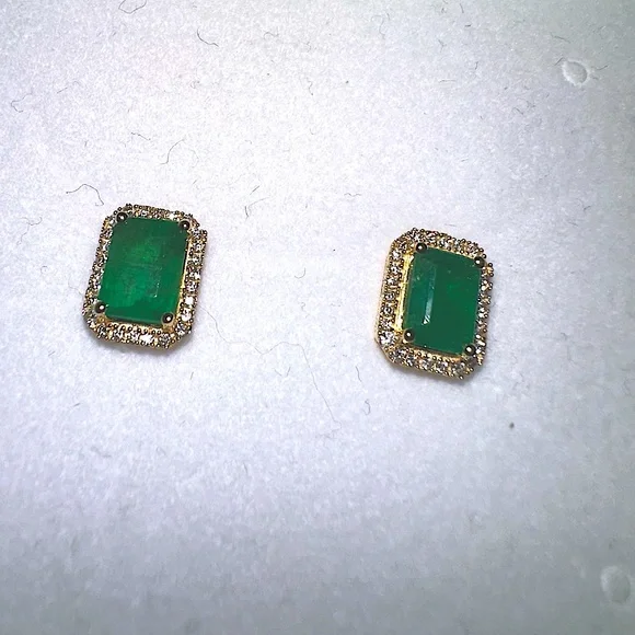 1.04tcw NATURAL Emerald Earrings, Set in 18k YG - Picture 6 of 7